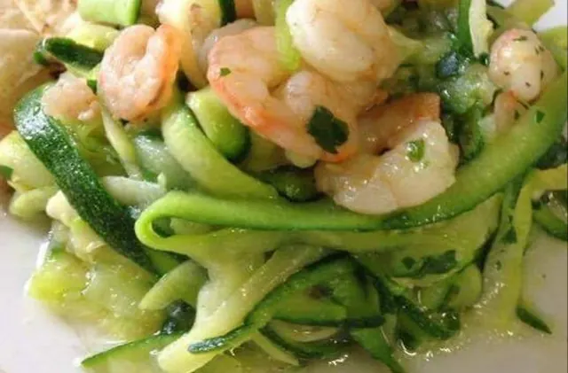 Zucchini spaghetti with prawns